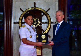 Kasal Laksamana TNI Muhammad Ali memberikan cenderamata, Jum'at (7/11)