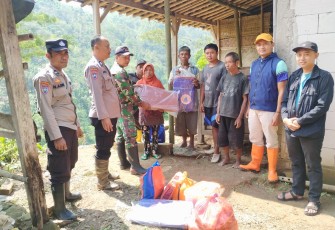 Bantuan untuk korban longsor 