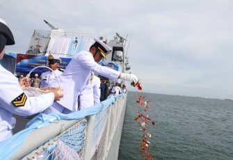 Kasal Laksamana TNI Muhammad Ali tabur bunga peringati Hari Pahlawan ke-80 di atas KRI Brawijaya-320, Jakarta, Senin (10/11)