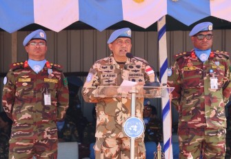 Deputy Force Commander (DFC) MINUSCA, Mayor Jenderal TNI Maychel Asmi, P.S.C, S.E., M.Han., pimpin upacara Medal Parade gabungan bagi prajurit Bangladesh Battalion ke-11 (BANBAT-11) dan Bangladesh Level-2 Plus Hospital (BANMED-2/3) di Bouar, Republik Afrika Tengah, Jumat (7/11/2025)