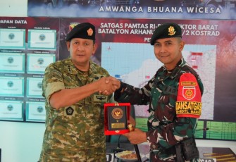 Satgas Pamtas RI-RDTL Sektor Barat Yonarhanud 2 Kostrad menerima kunjungan Tim Direktorat Jenderal Strategi Pertahanan (Ditjen Strahan) Kementerian Pertahanan Republik Indonesia
