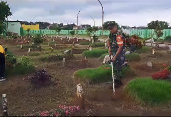 Babinsa Manisrejo dan Warga Gelar Karya Bakti Bersihkan TPU Manisrejo