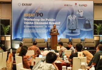 Direktur Pengembangan Akses Pendanaan, Pembiayaan dan Investasi Kementerian Ekonomi Kreatif, Anggara Hayun Anujuprana, memberi sambutan pada program KreatIPO di Eastparc Hotel, Yogyakarta, Selasa (11/11/2025)