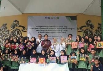 UNM Gandeng Siswa SMPN 1 Pagu Beri Pelatihan Membatik
