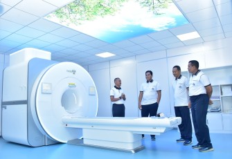 Kasal Laksamana TNI Muhammad Ali meresmikan fasilitas MRI di RSMC Jakarta, Jum'at (14/11)