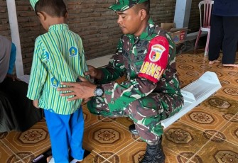 Babinsa Pajaran Dampingi Pelaksanaan Bulan Timbang Serentak Balita dan Lansia 2025