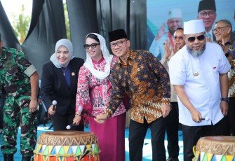 Menteri Desa dan Pembangunan Daerah Tertinggal (Mendes PDT) Yandri Susanto bersama Gubernur Bengkulu Helmi Hasan dan Sekretaris Utama Badan Narkotika Nasional (BNN) Tantan Sulistyana mendeklarasikan gotong royong membangun desa