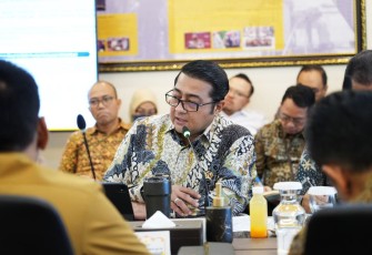 Menteri Ekonomi Kreatif, Teuku Riefky Harsya, menghadiri Rapat Koordinasi Komite Kebijakan KUR di Gedung Ali Wardhana, Jakarta, Senin (17/11/2025)