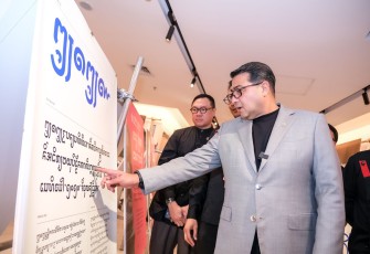 Menteri Ekonomi Kreatif, Teuku Riefky Harsya, meninjau pameran typography dalam rangkauan acara ADGI (Asosiasi Desain Grafis Indonesia) Design Week 2025 di Taman Ismail Marzuki (TIM), Jakarta, Rabu (19/11/2025)