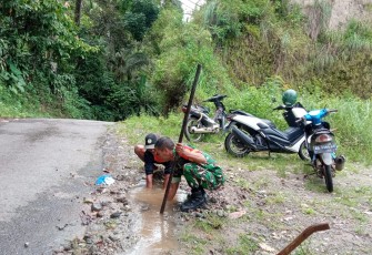 Babinsa Tileng dan Warga Gotong Royong Perbaiki Pipa Air Bersih Bocor di Pokolimo