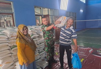 Babinsa Manisrejo Dampingi Penyaluran Bantuan Pangan untuk Warga