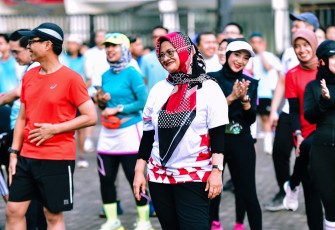 Direktur Utama Telkom Indonesia Dian Siswarini (kanan) dan Direktur IT Digital Telkom Faizal Rochmad Djoemadi (kiri) saat melakukan warming up pada acara “Ayo Berlari Road to Earth Mission Mangrove Chapter,” di Gelora Bung Karno (GBK), Jakarta pada Jumat, (21/11)
