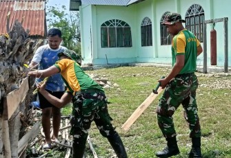 Satgas RI-RDTL Sektor Timur Gotong Royong Bersihkan Gereja di Desa Raihenek