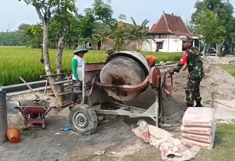 Babinsa Pilangkenceng Turun Tangan Dukung Pembangunan Sarana Irigasi di Desa Luworo