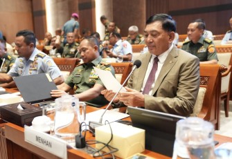 Panglima TNI Jenderal TNI Agus Subiyanto bersama Kasau, Wakasad, dan Wakasal mendampingi Menteri Pertahanan RI Sjafrie Sjamsoeddin dalam Rapat Kerja dengan Komisi I DPR RI 