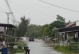 Salah satu titik akses jalan di ibukota Kabupaten Aceh Singkil terendam banjir