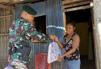Satgas Pamtas Yonarmed 12 Kostrad Bagikan Sembako untuk Warga