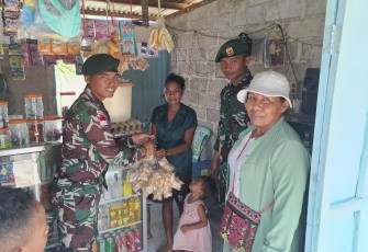 Satgas Pamtas RI–RDTL Sektor Timur Yonarmed 12 Kostrad Pos Motaain melaksanakan penyuluhan pembuatan kerupuk ikan bagi masyarakat Desa Silawan