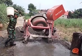 Babinsa Sawahan Ajak Warga Desa Kajang Percepat Pengecoran Jalan Demi Kelancaran Akses