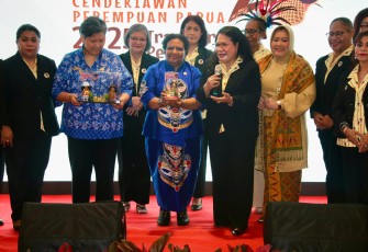 Wamendagri Ribka Haluk saat membuka Kongres II Cendekiawan Perempuan Papua