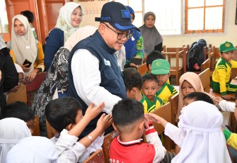 Momen Mendikdasmen Bersama Murid PAUD di Kelas Psikososial Terdampak Banjir di Kabupaten Agam