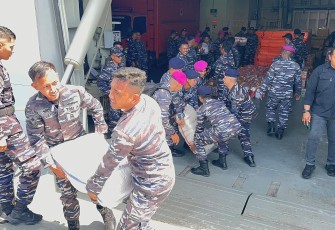 KRI Semarang-594 Salurkan Bantuan Kemanusiaan bagi Masyarakat Terdampak Bencana Banjir 
