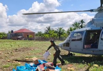 TNI AL Kerahkan Unsur Udara Distribusikan Bantuan Kemanusiaan di Sejumlah Wilayah 