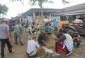 Bersihkan lingkungan di pasar Sumber Kabupaten Trenggalek 