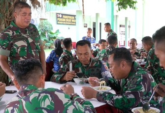 Usai memimpin upacara peringatan Hari Juang TNI AD ke-80 di Makorem 081/DSJ, Senin (15/12/2025), Danrem 081/DSJ Kolonel Arm Untoro Hariyanto mentraktir seluruh anggotanya makan soto