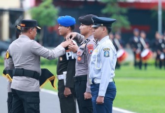 Kapolda Jatim Irjen Pol Nanang Avianto saat pimpin apel gelar pasukan terpusat operasi lilin Semeru 2025 di mapolda Jatim, Jum'at (19/12)