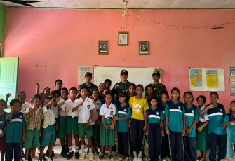 Satgas Yonarmed 12 Kostrad berikan pembelajaran IPS siswa di perbatasan 