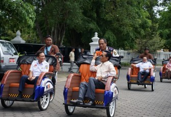 Direktur Utama KAI Bobby Rasyidin hadir dan menyerahkan bantuan becak listrik kepada Gubernur DIY, Sri Sultan Hamengku Buwono X