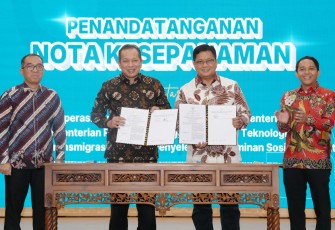 Wakil Menteri Transmigrasi Viva Yoga Mauladi selepas Penandatanganan Nota Kesepahaman dengan Kementerian Koperasi (Kemenkop), Jakarta (23/12/2025)