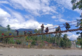 Prajurit TNI Bersama Warga Perbaiki Jembatan Gantung di Aceh Tenggara