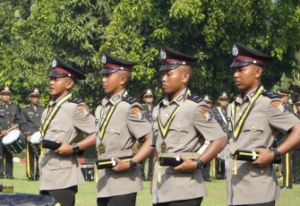 Suasana khidmat menyelimuti Lapangan Tribrata Sekolah Polisi Negara (SPN) Polda Jawa Timur, pada Rabu pagi (24/12/2025) 