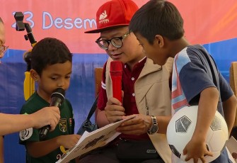BNPB bersama relawan dari Talenta Svara Berta dan Komunitas Dongeng Academy menggelar kegiatan _trauma healing_ untuk masyarakat dan anak-anak yang mengungsi di SDN 05 Kayu Pasak, Kecamatan Palembaian, Kabupaten Agam, Selasa (23/12).