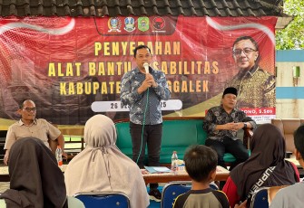 Wakil Ketua DPRD Jawa Timur Deni Wicaksono menyalurkan bantuan alat bantu disabilitas dari Dinas Sosial Provinsi Jatim kepada warga Kabupaten Trenggalek
