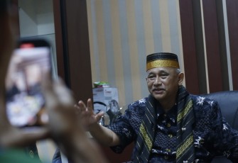 Ketua DPW LDII Sulawesi Selatan Asdar Mattiro, S.Sos., M.IKom. bersama jajaran pengurus harian turut hadir dalam penjemputan tersebut. Sebagai bentuk penghormatan kearifan lokal, Asdar Mattiro memakaikan songkok recca kepada Ketua Umum DPP LDII