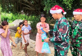 Satgas Pamtas Pos Kewar Berbagi Kasih di Hari Natal