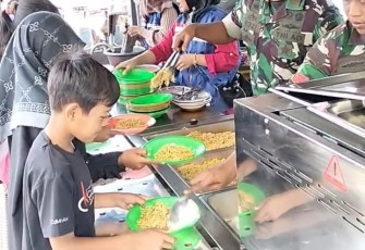 TNI Dirikan Dapur Umum di Timang Gajah, Bantu Pengungsi Terdampak Bencana