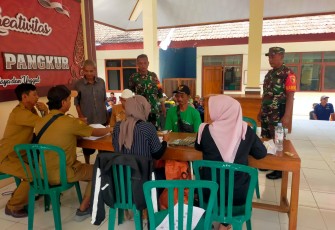 Babinsa Koramil 15/Pangkur Amankan Penyaluran BLT Kesra di Pendopo Kecamatan Pangkur