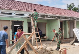 Penuh Semangat Para Anggota Saat Mulai Renovasi Kantor Makoramil 0801/06 Bandar