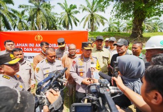 Kapolri Jenderal Listyo Sigit Prabowo memberikan keterangan pers di Aceh Tamiang, Rabu (31/12)