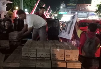 Donatur masih berdatangan di Posko Masyarakat Pati Bersatu  untuk memberikan dukungan 