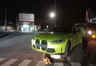 Tampang Diduga Mobil BMW Warna Kuning Milik Wabup Blitar Beky Herdihansah, Jumat (29/8/2025). Foto : Faisal NR.