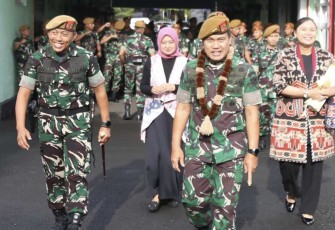 Danmenarmed 2 Kostrad Kolonel Arm Siswo Budiarto saat mendampingi kunjungan kerja Danpussenarmed Mayjen TNI Agus Hadi Waluyo di Mako Menarmed 2 Kostrad, Malang, Rabu (15/1)