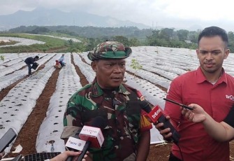 Danramil 1903/Darangdan Lettu Kav Unang Sunarya memberikan keterangan kepada awak media di lokasi, Kamis (6/2)