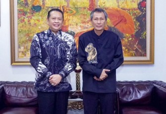 Bamsoet bersama cucu Panglima Jenderal Soedirman Ganang Priyambodo di Jakarta, Rabu (12/2)