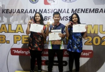 Trio petembak Perbakin Kota Depok raih juara ke 3 kategori IMSSU multi range beregu piala Ketua Umum Perbakin Cup 2025 di Jakarta, Minggu (16/2)