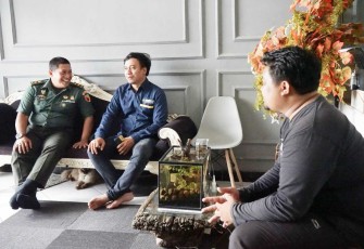 Kapenrem 081/DSJ Mayor Cpl H Eko Sudarto saat bersilaturahmi dengan awak media, Senin (10/3)